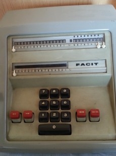 Vieja calculadora. Marca Facit. Old calculator. No funciona