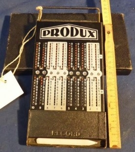 Calculadora antigua. Marca Produx. Años 40. Old calculator. Renta material Europa.