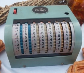 Calculadora manual. Ábaco. Marca Schnell Rechner. Funciona pero no tiene lápiz.