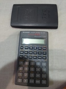 Calculadoras marca SHARP. 2 unidades.. NO funcionan. Para piezas o decoración.