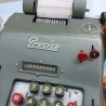 Antigua calculadora manual. Marca Precisa m-2 del año 1954. Old calculator