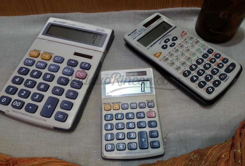 Calculadoras marca SHARP. 3 unidades.. NO funcionan. Para piezas o decoración.