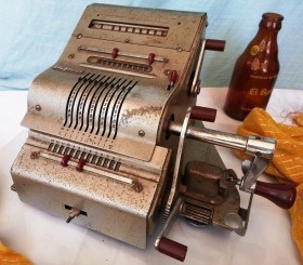 Calculadora manual. Marca Brusbinga 13RK. Antigua máquina calculadora.