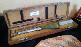 Calibre marca johansson. Años 40. Instrumento antiguo de medición para decorados de cine.