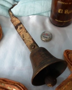 Campanilla de bronce. Antigua. Pequeño y precioso tamaño. De calidad. Renta objetos ganadería.