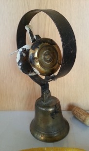 Campana antigua en bronce. Con soporte. 0,6 kg.