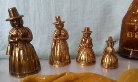 Campanillas con forma de señoritas. En latón. Colección.