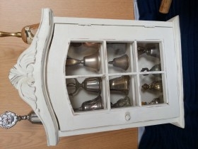 Campanillas. Colección de 14 campanillas en vitrina de madera. Maravillosas.