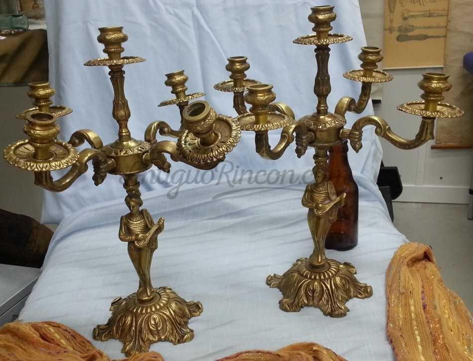 Candelabros en bronce. Pareja. Cinco brazos