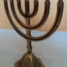 Candelabro judío de 7 brazos. Menorá. En bronce. Buen estado general. Jewish chandelier