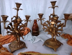 Candelabros antiguos. Pareja. En bronce. De 3 brazos