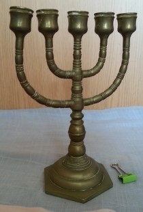 Candelabro judío de 5 brazos. Menorá. En bronce. Buen estado general. Jewish chandelier