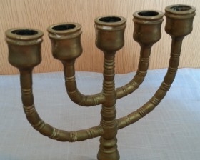 Candelabro judío de 5 brazos. Menorá. En bronce. Buen estado general. Jewish chandelier