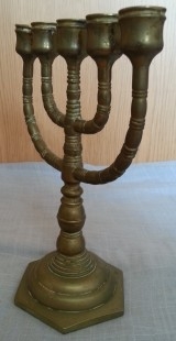 Candelabro judío de 5 brazos. Menorá. En bronce. Buen estado general. Jewish chandelier