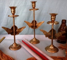 Precioso conjunto de 3 candelabros, veleros en bronce. Angelicales