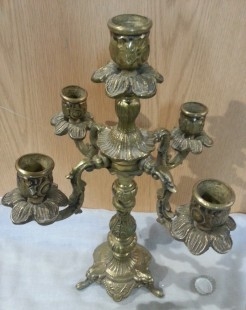 Candelabro antiguo. En bronce. Años 70. Grande para 5 velas.