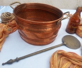 Carbonera viejita en cobre con badila en bronce. Buenas y útiles piezas. Renta de decorado de cocina.