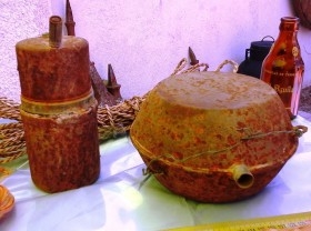 Viejos carburo y cantimplora. Pareja. Oxidados y maltratados por el tiempo. Sólo decoración
