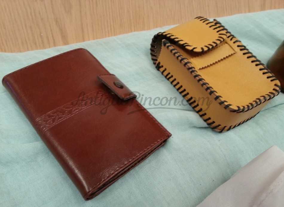 Cartera de bolsillo y estuche en poli-piel. Años 90. Nuevos a estrenar.