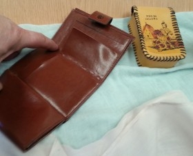 Cartera de bolsillo y estuche en poli-piel. Años 90. Nuevos a estrenar.