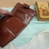 Cartera de bolsillo y estuche en poli-piel. Años 90. Nuevos a estrenar.