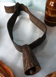 Cascabel, cencerro con collar de ganado. Muy viejo. Rústico