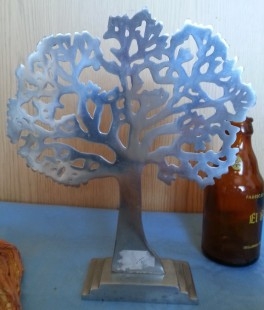 Árbol fabricado en aluminio. Nuevo.