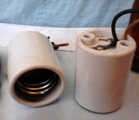 Casquillos cerámicos de electricidad. Pareja.