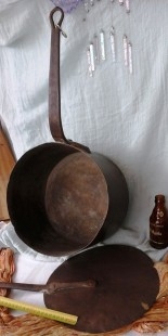 Cazo castañera. Centenaria. Enorme e impresionante, en cobre antiguo. Con su tapa. Atrezzo cocina antigua.