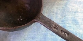 Cazo, cucharón en hierro para sacar el caldo. Origen austriaco. Antiguo.