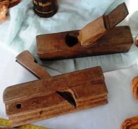 Antiguos cepillos moldureros de ebanista carpintero. (Colección de 2 unidades) Alquiler de decorados de carpintería.