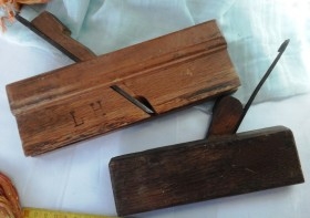 Antiguos cepillos moldureros de ebanista carpintero. (Colección de 2 unidades). Renta de atrezzo de carpintería.