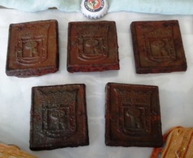 Viejos escudos de Madrid hierro macizo. 5 unidades. Para reutilizar. Emblemáticos. Props de época.