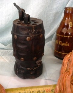 Cigarrera en madera con forma de bomba de agua. Viejo objeto.