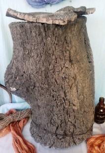 Antigua colmena corchera, cortizo. Maravilloso objeto de decoración. Old hive for rent. Utilería apicultura.