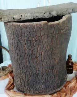 Colmena corchera, cortizo. Maravilloso objeto antiguo de decoración. Old hive for rent. Props apicultura.