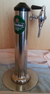Columna Cervecera en metal con remates en plástico negro. Marca Heineken.