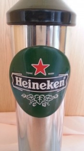 Columna Cervecera en metal con remates en plástico negro. Marca Heineken.