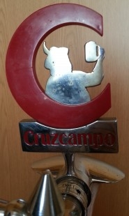 Columna Cervecera en bronce blanco. Marca Cruzcampo.