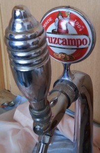 Columna Cervecera. Bronce blanco. Marca Cruzcampo.