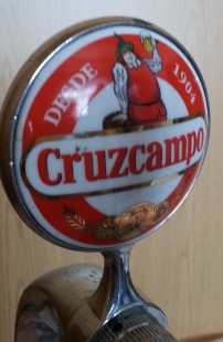 Columna Cervecera. Bronce blanco. Marca Cruzcampo.