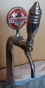 Columna Cervecera. Bronce blanco. Marca Cruzcampo.