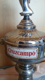 Columna cervecera. Marca Cruzcampo. Bronce blanco.