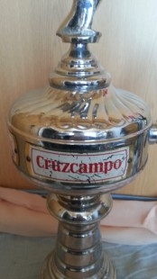 Columna cervecera. Marca Cruzcampo. Bronce blanco.