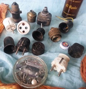 Conjunto de componentes eléctricos. Mecanismos varios para reutilizar o decorar.