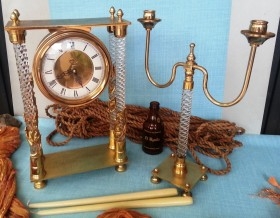 Precioso y viejo conjunto de reloj de mesa en bronce + candelabro