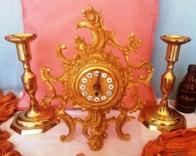 Conjunto de reloj de mesa en bronce con pareja candelabros