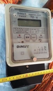 Contador de luz viejito. Monofásico. Marca dinuy (electrónico)