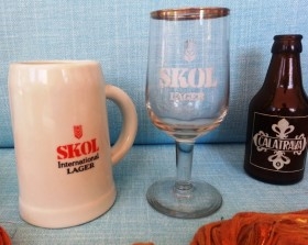 Vieja jarra y copa de cerveza Skol (de colección). Renta de utilería de cocina.
