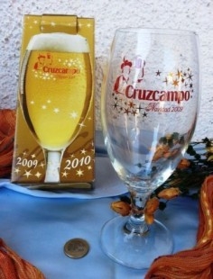 Copa de cerveza Cruzcampo. Navidad 2009. Nueva a estrenar. Utilería para bares.